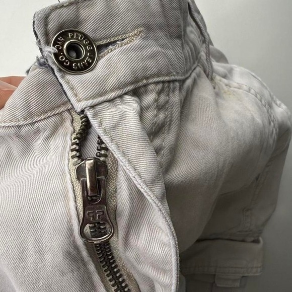 Early 2000s Y2K PLUGG New York white cream cargo shorts with a relaxed fit - Picture 5 of 6